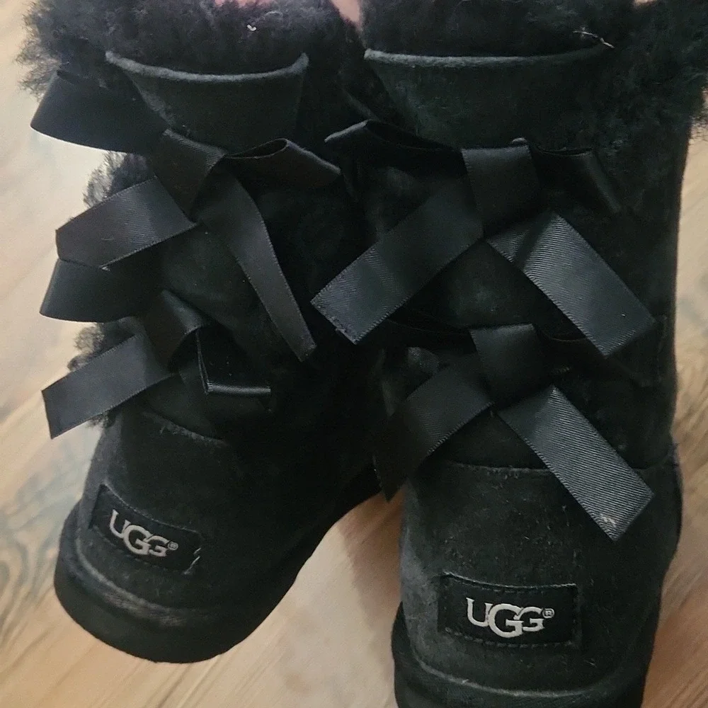 UGG Kids‎ Bailey Bow Classic Short Black Size 4 Girly Shearling Boot Warm Cozy